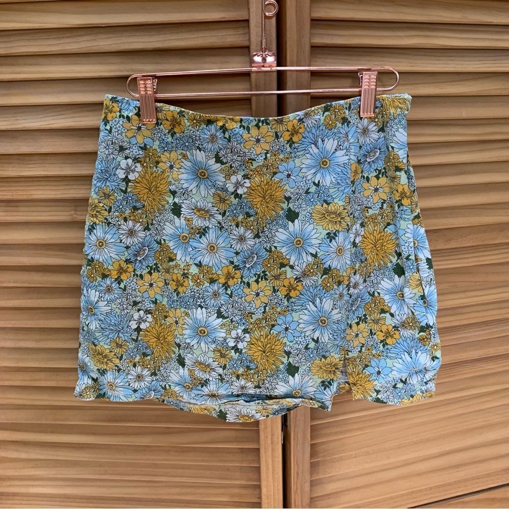 Urban outfitters Floral Skirt Size Medium
